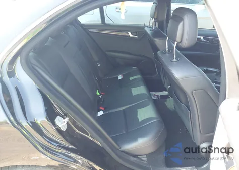 2014 Mercedes-Benz C 300 Luxury 4Matic/Sport 4Matic z USA, uszkodzony, nr VIN WDDGF8AB4EA962188